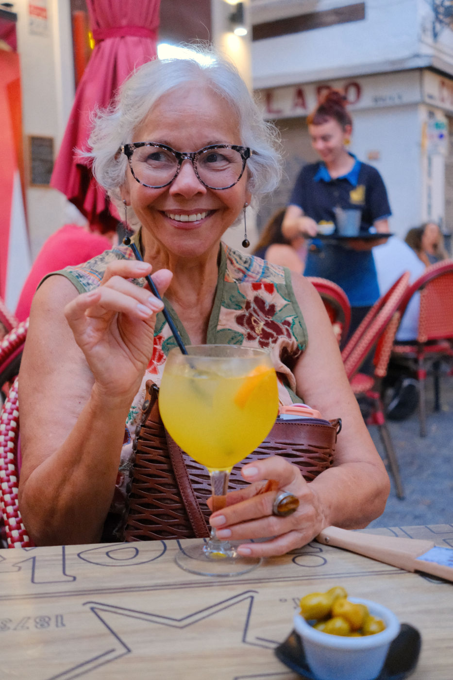 bebida super refrescante, tipica de Valência, feita com champanhe, gim, vodca e suco de laranja