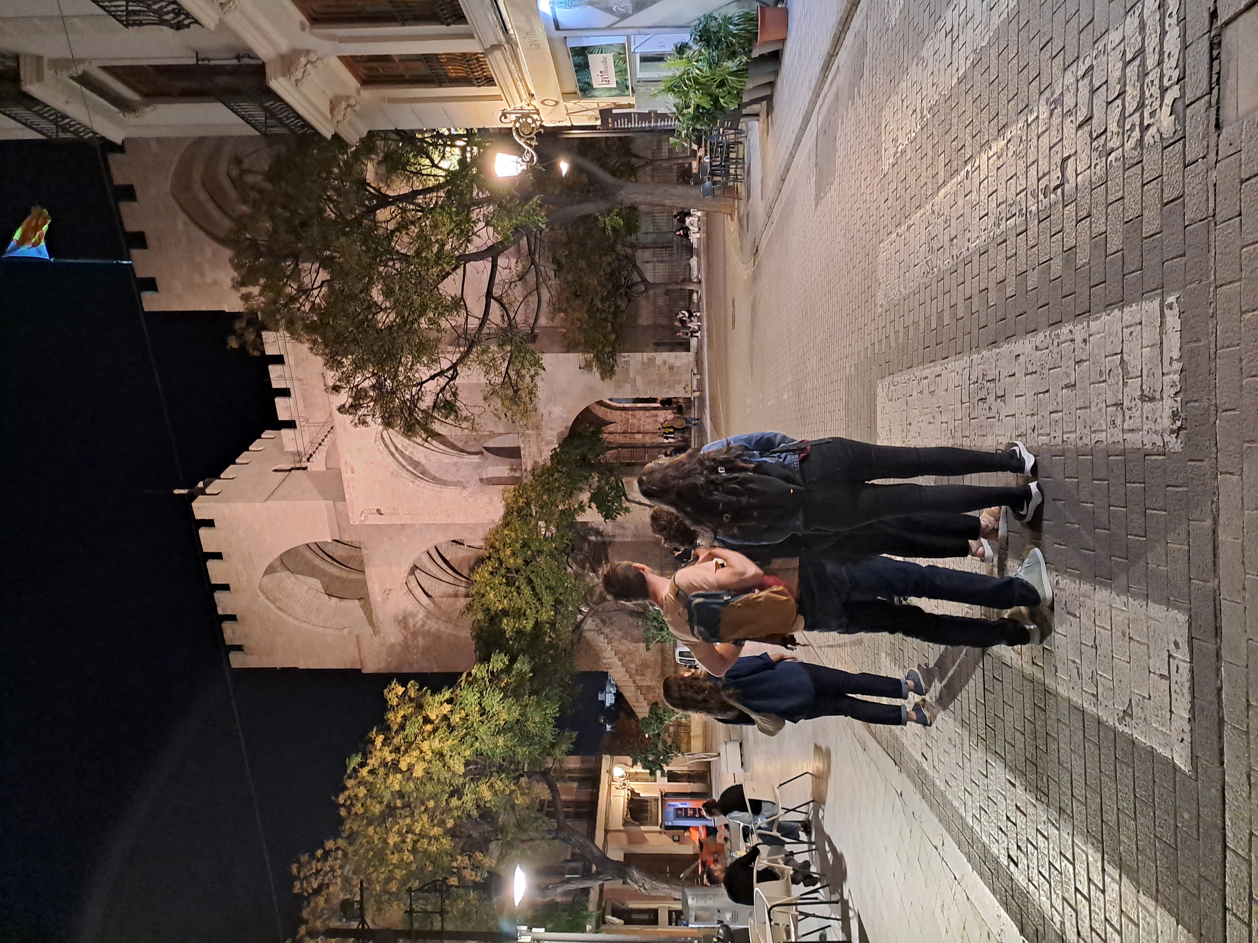 passeio de despedida, terminando em frente a Torre de Serranos