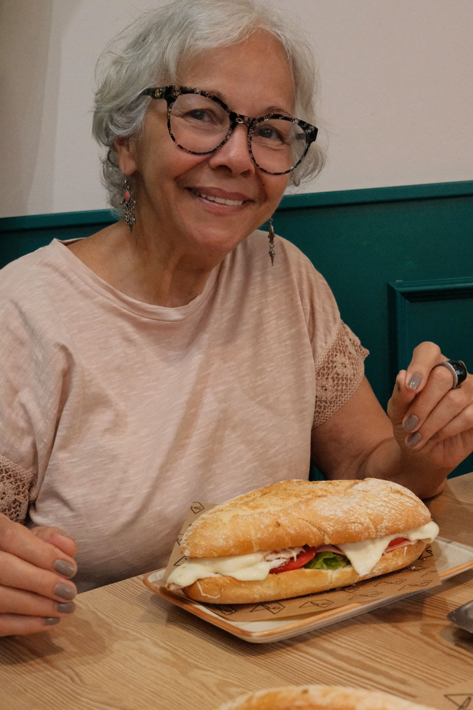 Retrato mulher com sanduíche