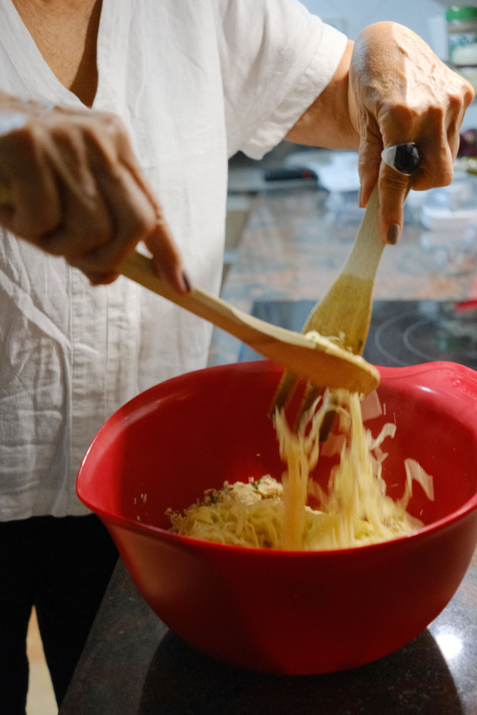 Mulher mexendo bowl de macarrão