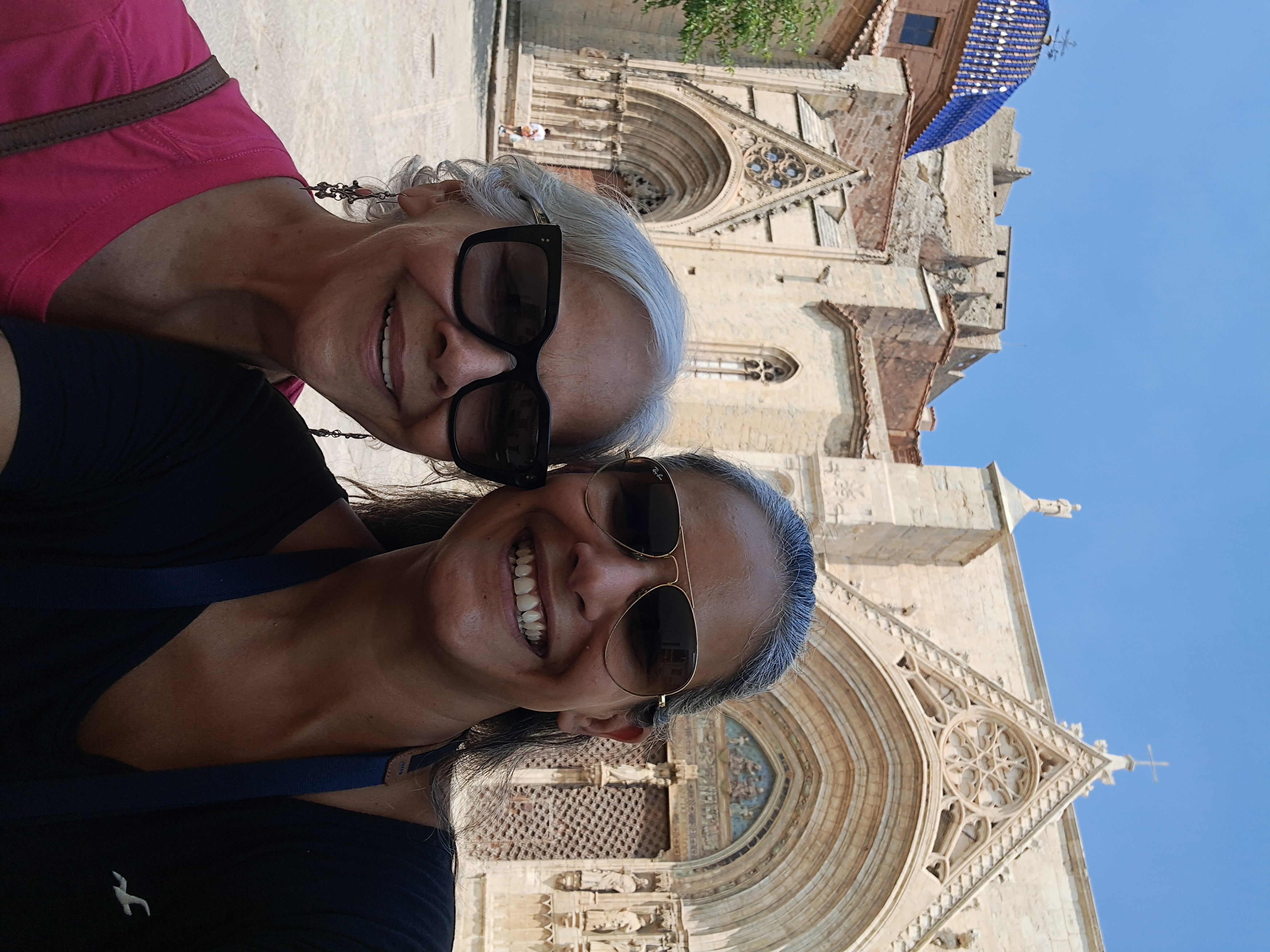 com minha filha em frente a igreja gótica