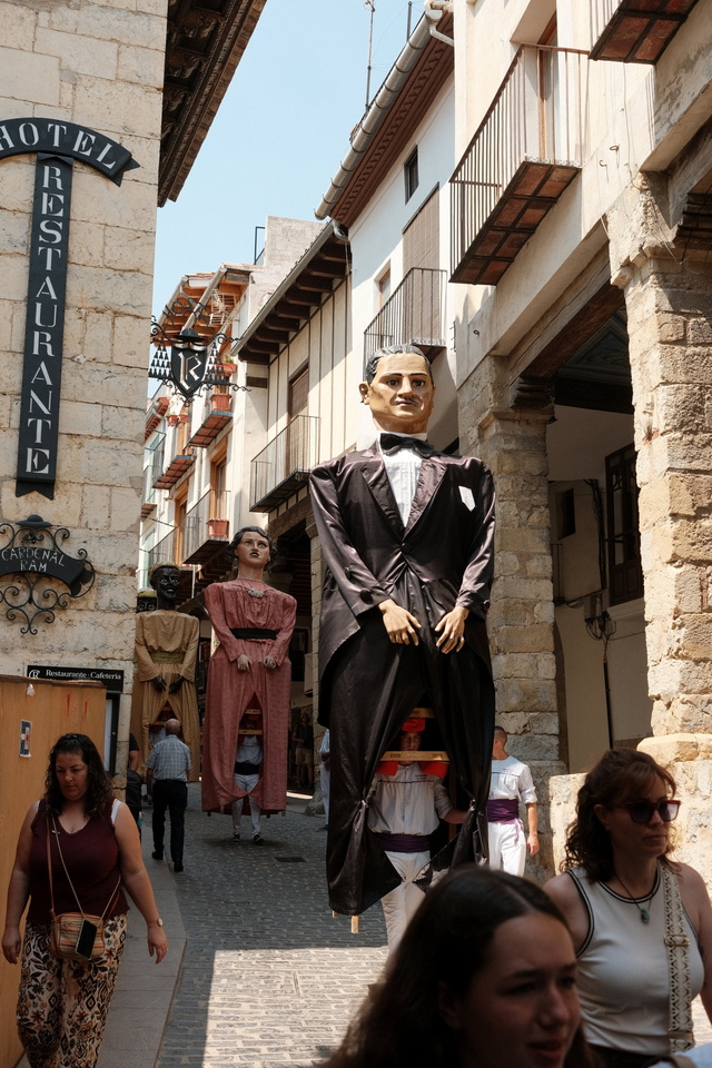 desfile de bonecos giganes