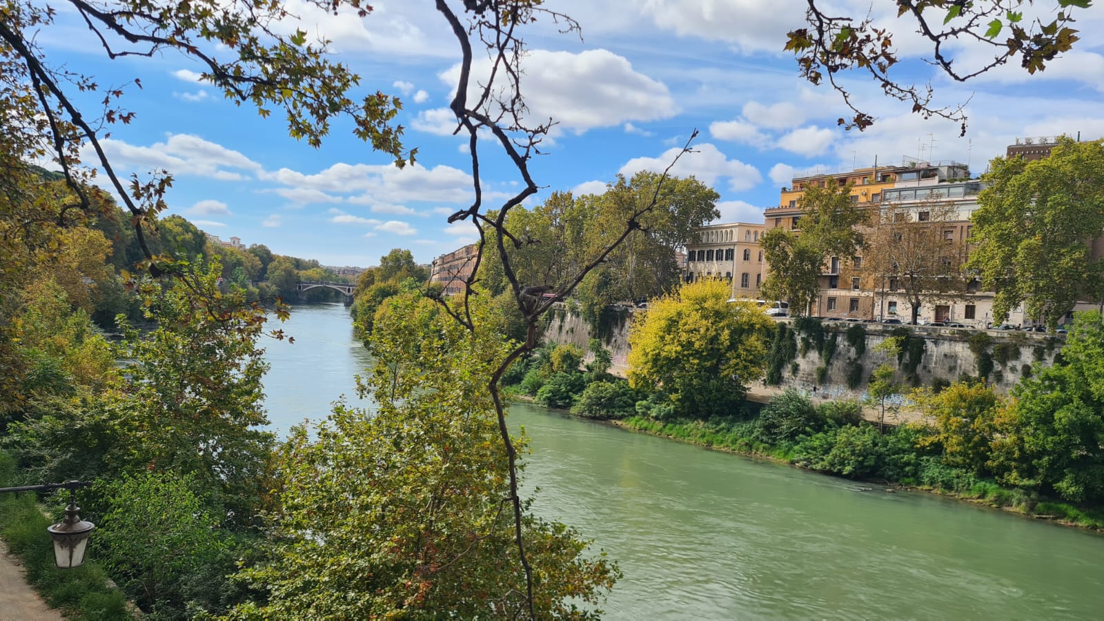 paisagem da margem do Rio Tibre 
