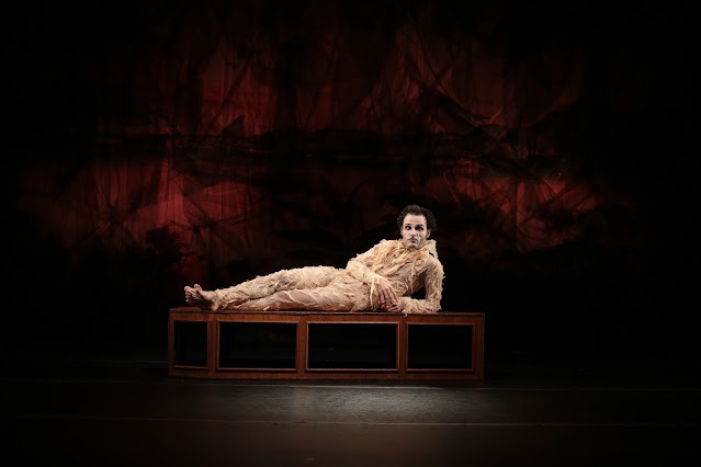 ator Marcos Damigo no papel de Brás Cubas