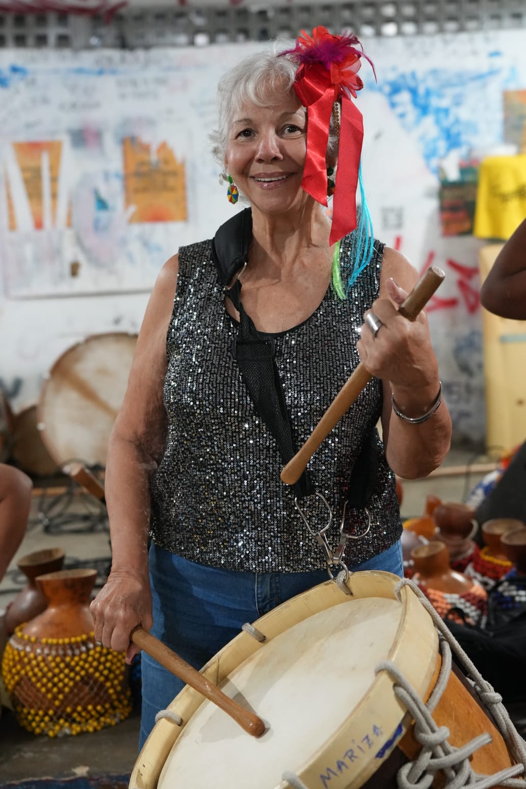 ensaio do MRV com fantasia improvisada